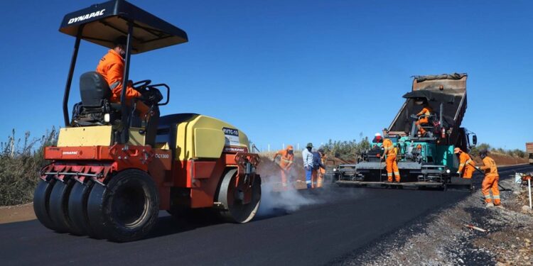 Cidade histórica não quis saber e colocou asfalto até nas calçadas, surpreendendo moradores e turistas
