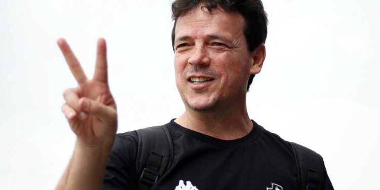 Enquanto recebia R$ 900 mil no Cruzeiro, Fernando Diniz ganha bem mais no Vasco