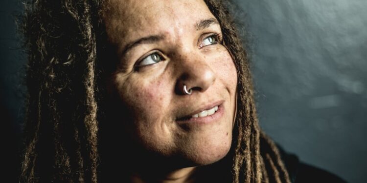 O que significa quando uma pessoa sempre te olha de canto no trabalho