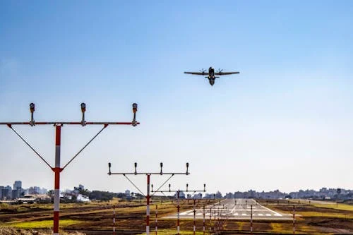 Cantor sertanejo com cachê de R$ 1 milhão decidiu construir aeroporto próprio para facilitar a vida