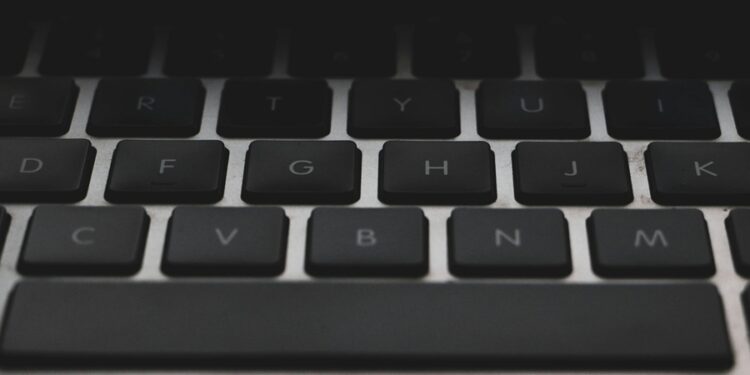 Poucos sabem a verdadeira função das linhas nas teclas F e J do teclado