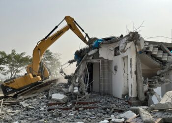 Condomínio irregular construído sobre lagoa acaba demolido no Ceará