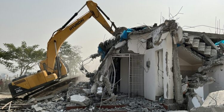 Condomínio irregular construído sobre lagoa acaba demolido no Ceará