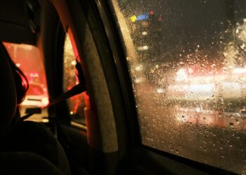 Motorista que dirige com o vidro molhado sem limpar o para-brisa toma multa?