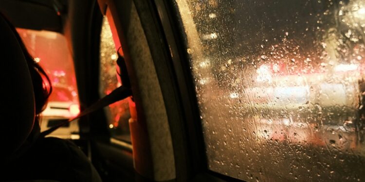 Motorista que dirige com o vidro molhado sem limpar o para-brisa toma multa?