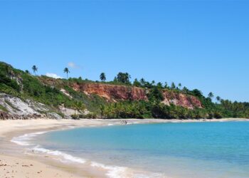 Cidade brasileira vai ser obrigada a construir um muro de contenção na praia