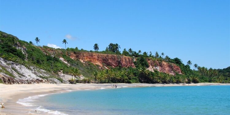 Cidade brasileira vai ser obrigada a construir um muro de contenção na praia