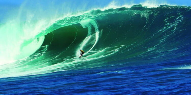 Praia com maior onda do Brasil atrai cada vez mais surfistas e ganha apelido de ‘Nazaré Brasileira’