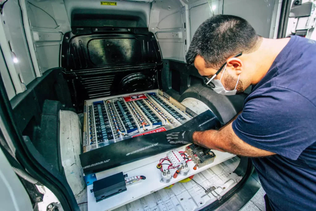 Projeto 'Converte' transforma carros comuns em elétricos