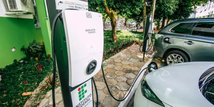 Projeto do IFSC viabiliza transformação de carros normais em carros elétricos