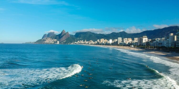 Famosa praia terá que fazer muro de 6 km para impedir avanço do mar