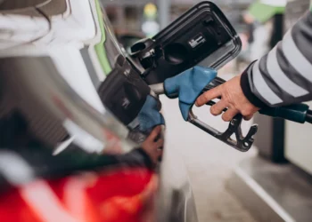 Novo combustível foi aprovado no Brasil com a promessa de baratear o preço da gasolina