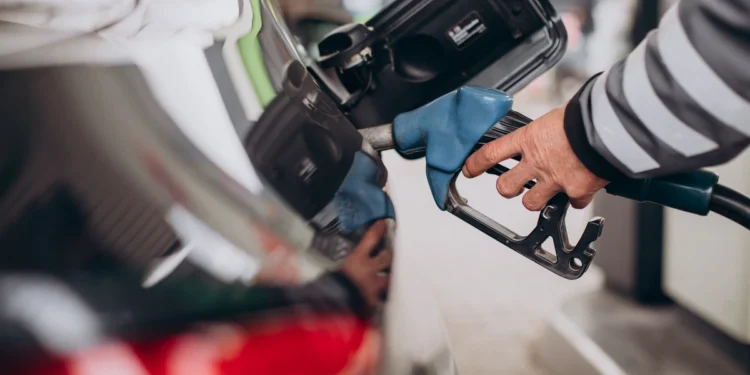 Novo combustível foi aprovado no Brasil com a promessa de baratear o preço da gasolina