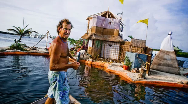 Homem não quis saber e construiu ilha particular com garrafas PET, ideal para morar longe do barulho