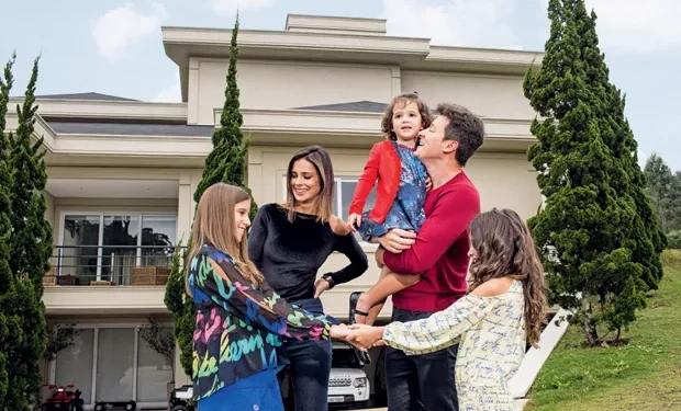 Só a porta tem 12 metros de altura: Mansão de Rodrigo Faro é tão grande que cabe até praia particular com areia branquinha