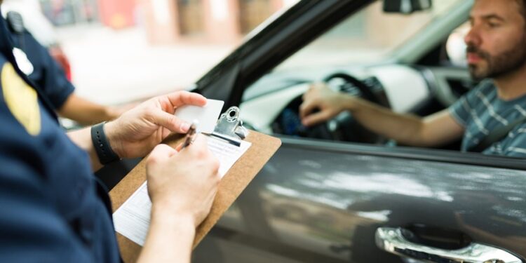 Motorista que não cumprir a regra da bagagem no banco traseiro vai levar 5 pontos na carteira