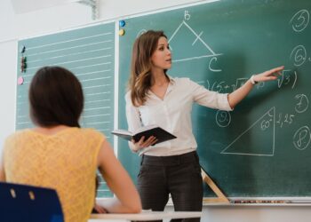 Professores podem ser liberados de pagar Imposto de Renda após chegada de nova Lei