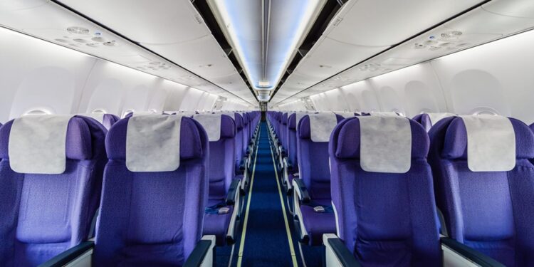 Companhia aérea não quer nem saber e vai cobrar de quem reclinar o banco