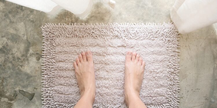 Nova tendência promete dar fim aos tapetes de banheiro por ser mais eficiente e segura