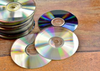 Ter CD antigo guardado em casa é o mesmo que ter um tesouro nas mãos