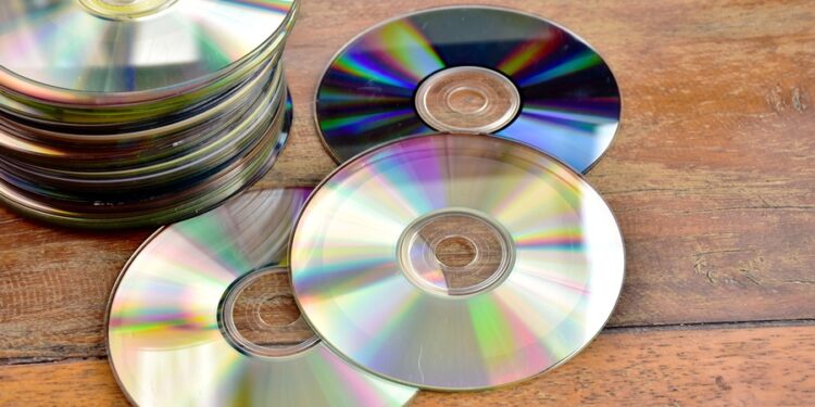 Ter CD antigo guardado em casa é o mesmo que ter um tesouro nas mãos