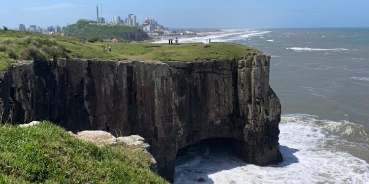 Praia mais bela do litoral gaúcho está sendo contaminada por microplásticos tóxicos