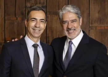 Enquanto Bonner não bateu 30 anos cravados no Jornal Nacional, César Tralli já conseguiu feito raro