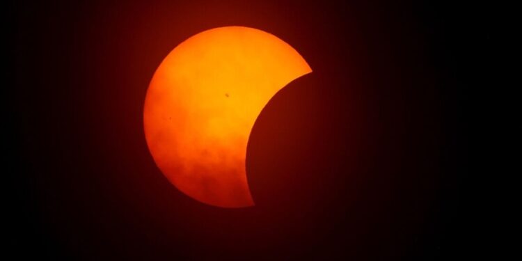 NASA confirma eclipse de 7 minutos no Brasil transformando o dia em noite