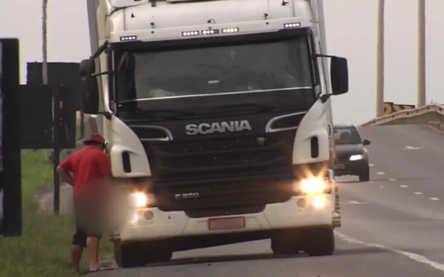 Pode parar para urinar no acostamento?