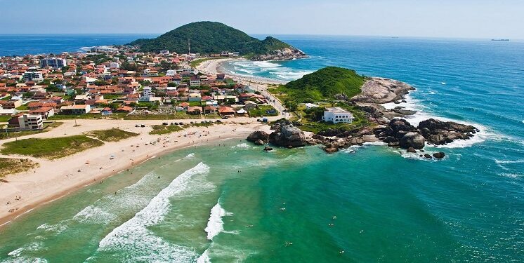 Paraíso catarinense é descoberto por turistas e população deve aumentar 1.200% nos próximos meses