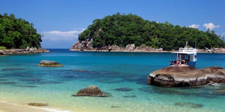 Praia que virou xodozinha dos paulistas é eleita a melhor do Sudeste