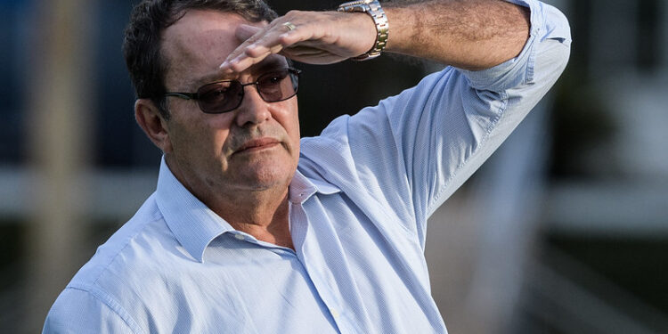 Empresário que superou o Pão de Açúcar com faturamento de R$ 21 bilhões decidiu comprar clube brasileiro