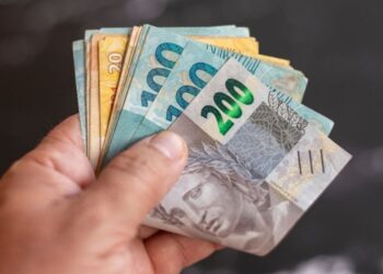 Estado onde o governador tem 85% de aprovação paga salário mínimo de R$ 2.275