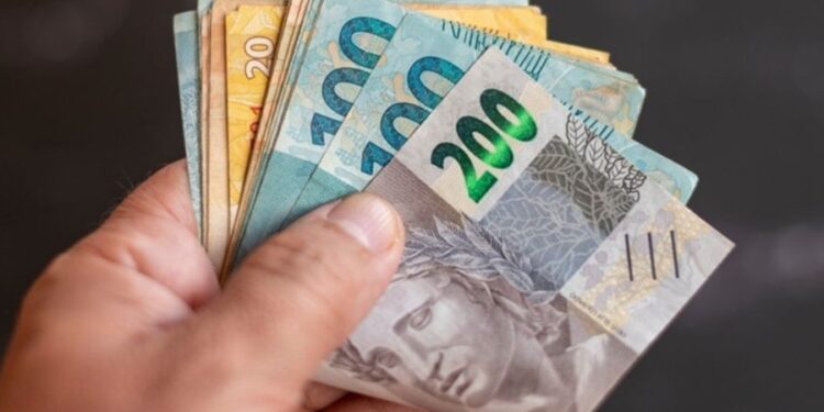 Estado onde o governador tem 85% de aprovação paga salário mínimo de R$ 2.275