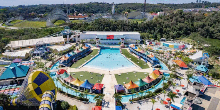 Você pode conhecer dois dos melhores parques de diversões do mundo sem sair do Brasil