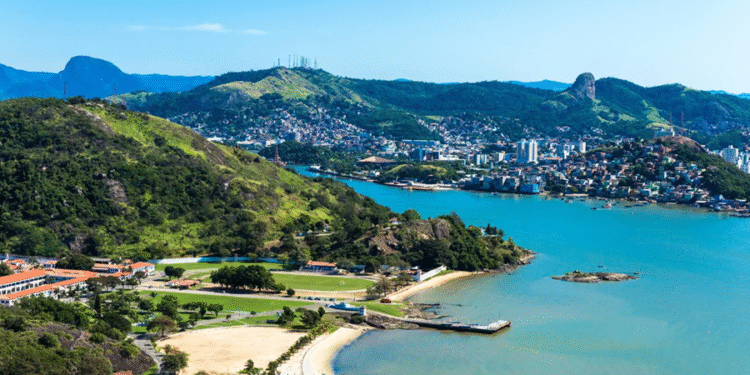 Cidade com melhor qualidade do ar no Brasil é também um paraíso verde à beira-mar