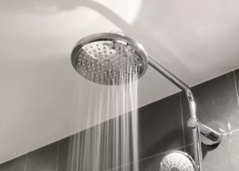 Chuveiro italiano chega ao Brasil aposentando o tradicional box de vidro