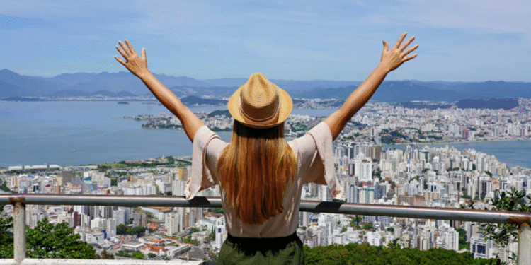 Destino badalado do litoral brasileiro com 39 praias começa a cobrar taxa salgada de turistas
