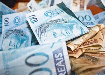 Primeira parcela do décimo terceiro vai chegar antes do esperado para milhões de trabalhadores