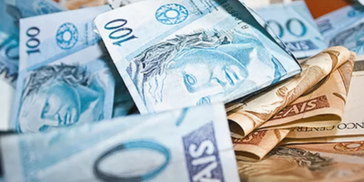 Primeira parcela do décimo terceiro vai chegar antes do esperado para milhões de trabalhadores