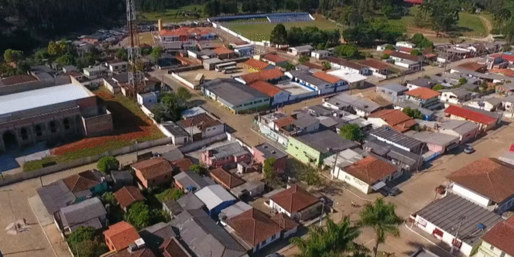 Cidade paulista vive cada vez mais isolada e moradores precisam viajar cerca de 61 km para pagar contas ou fazer depósitos