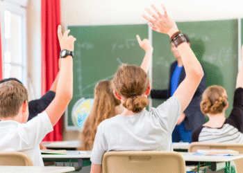 Nova regra permitirá que alunos passem de ano mesmo reprovando em até 6 matérias