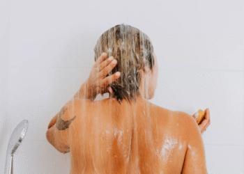 O horário ideal para tomar banho no verão e economizar energia