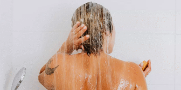 O horário ideal para tomar banho no verão e economizar energia