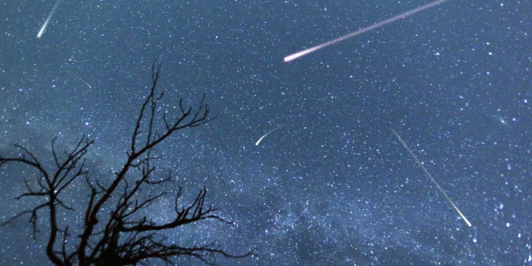 Cometa é fragmentado ao passar próximo do sol e risco de atingir a Terra foi atualizado