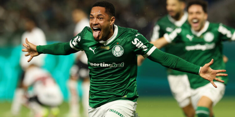 Enquanto Gabigol recebe R$ 2,4 milhões no Cruzeiro, salário de Vitor Roque no Palmeiras não faz feio