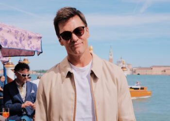 Enquanto Tom Brady é o mais bem pago da TV nos EUA, Gisele Bündchen é anunciada na programação do SBT