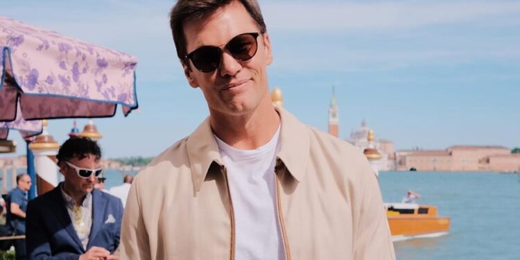 Enquanto Tom Brady é o mais bem pago da TV nos EUA, Gisele Bündchen é anunciada na programação do SBT