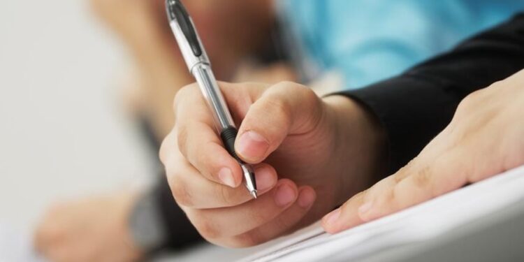 Concurso público com salários de até R$ 14 mil abre maior seleção para professores desde 2016