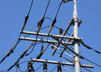 Nova lei promete acabar com os fios nos postes e dificultar a vida de malandros